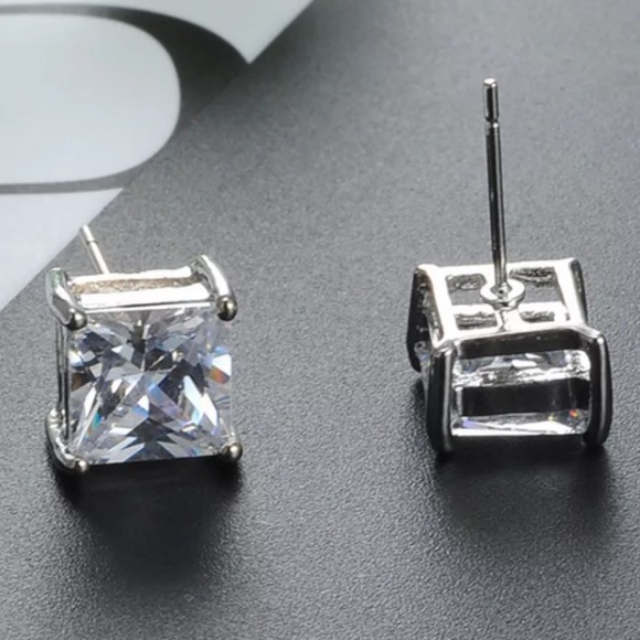Princess cut diamond stud earrings - Picture 4 of 6